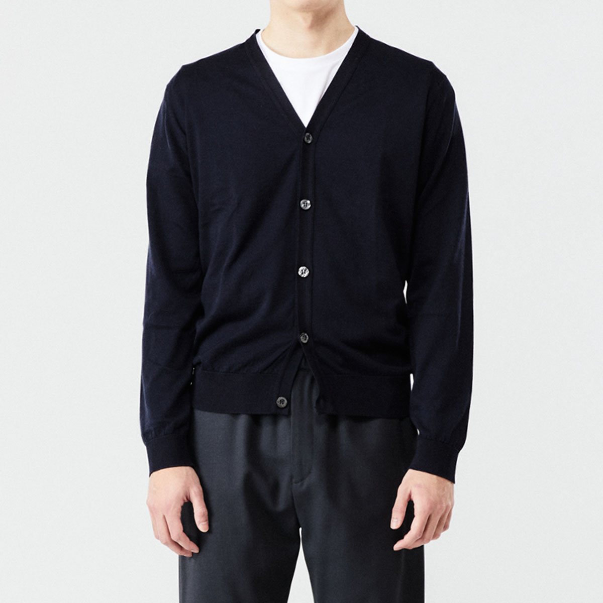 訳ありセール格安） ジョンスメドレー JOHN SMEDLEY 23SS シーアイランドコットン30ゲージ長袖Vネックニットカーディガン WYATT  <br> COBBLE GREY コブルグレー ワイアット 春夏 メンズ 長袖ニット 羽織り 海島綿 モダンフィット